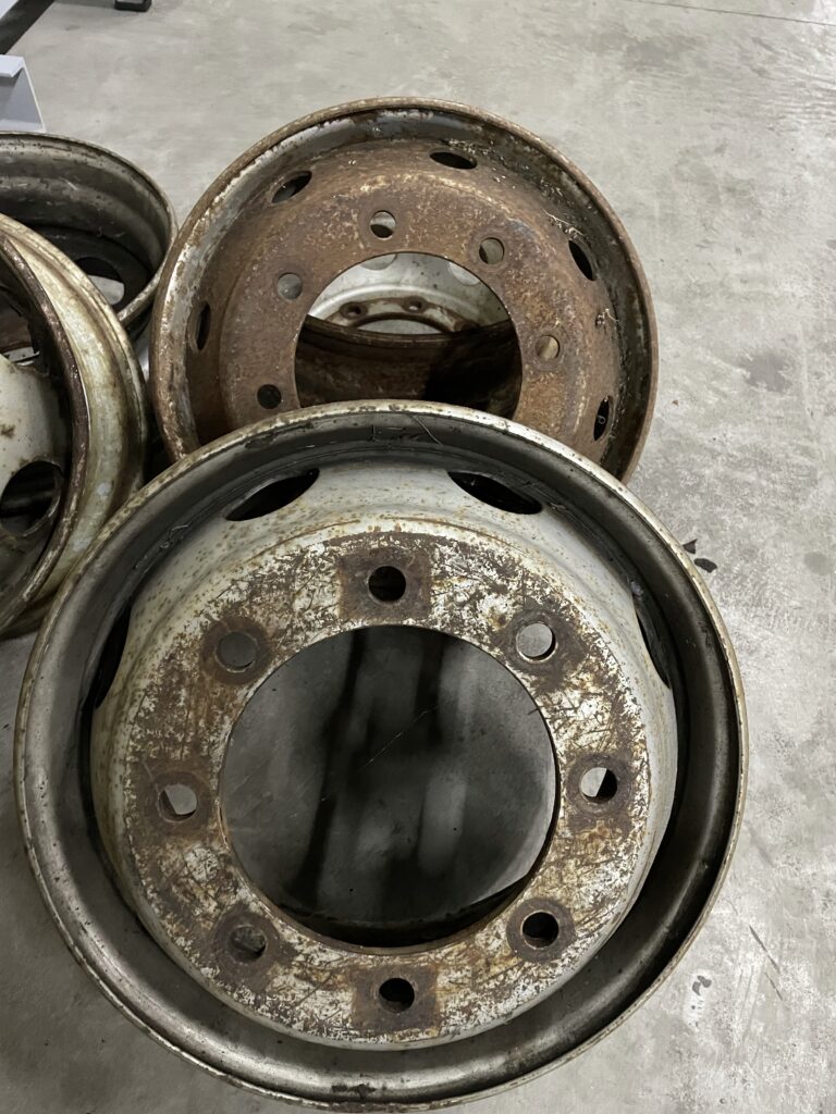 Felgi ciężarowe TIR 22,5 cala przed renowacją – przygotowanie do śrutowania i malowania proszkowego w Warszawie