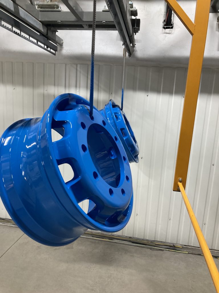 Felga TIR 22,5 po malowaniu proszkowym – RAL 5015 (niebieski), Warszawa.