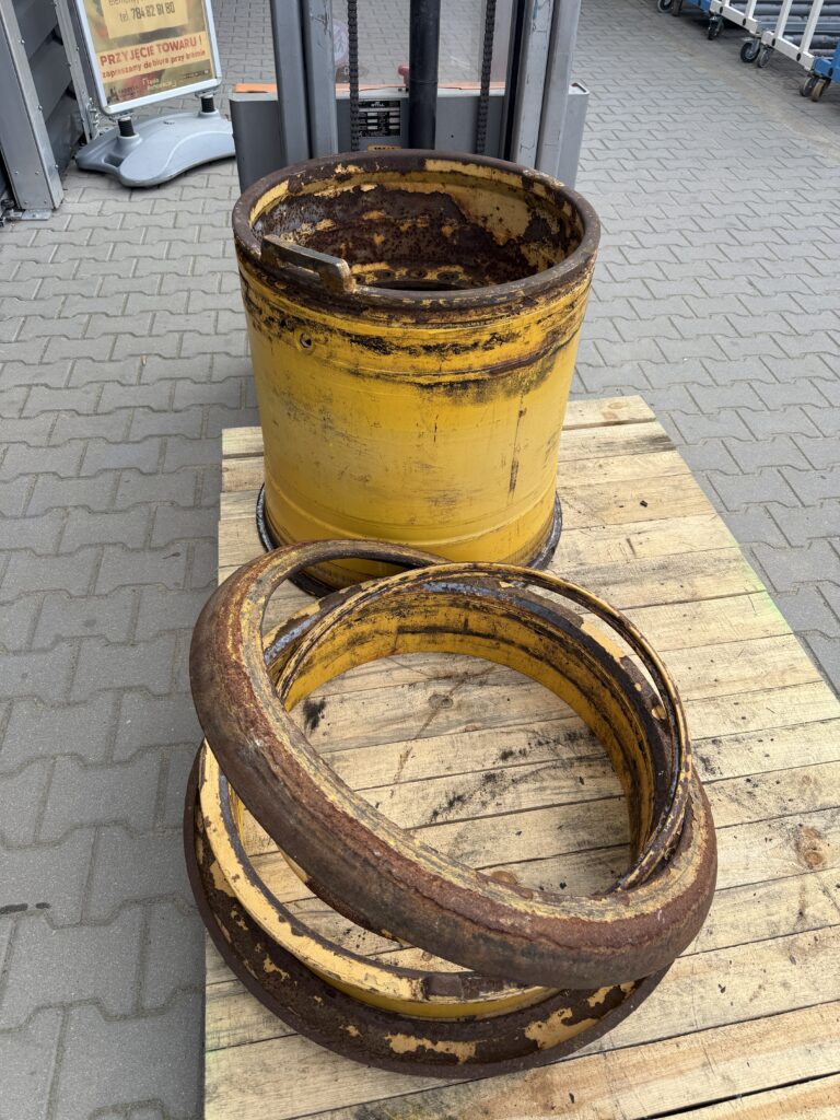 Zardzewiała felga ciężarowa przed renowacją proszkową