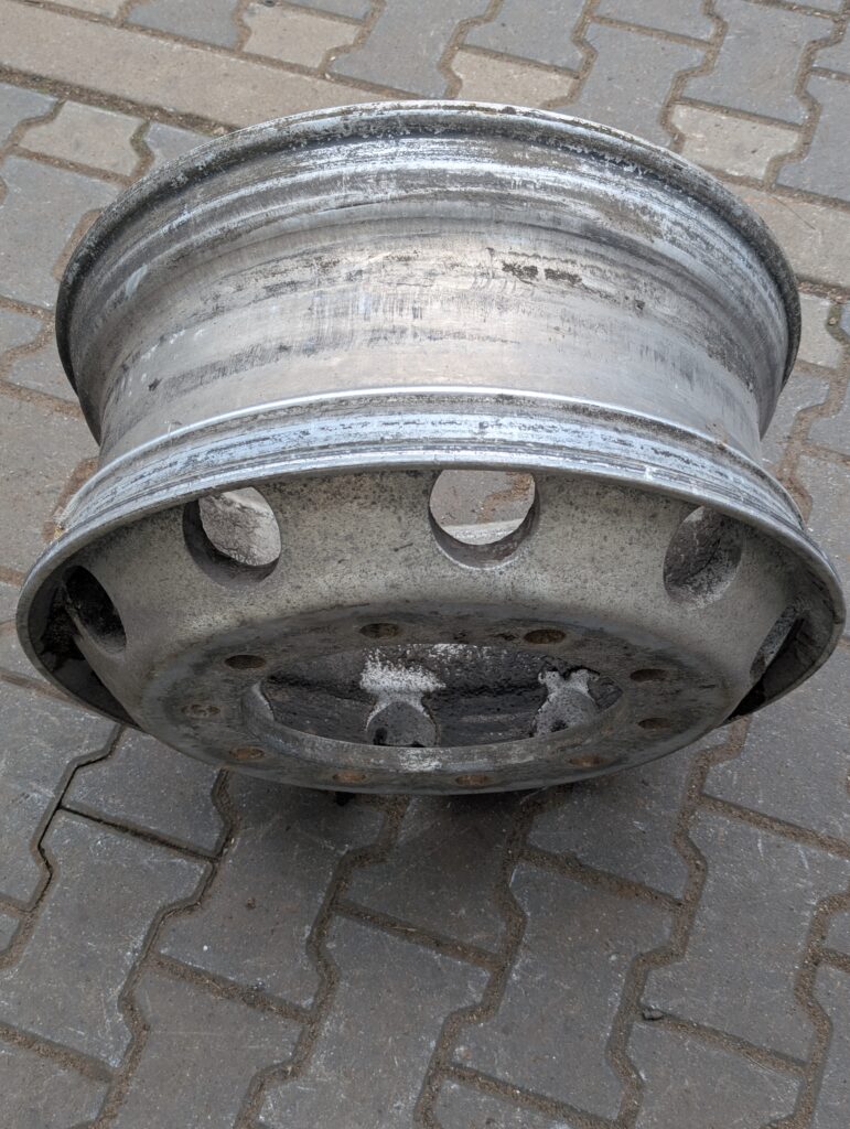 Felga aluminiowa TIR przed renowacją — odnawianie i malowanie proszkowe RAL srebrny