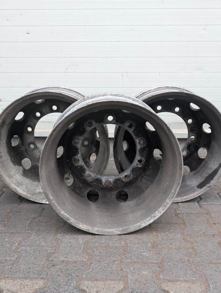 Komplet aluminiowych felg ciężarowych TIR przed renowacją