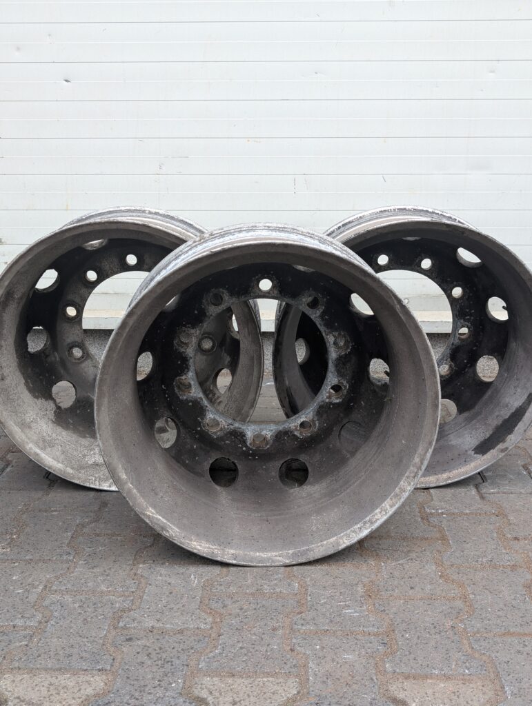 Komplet aluminiowych felg ciężarowych TIR przed renowacją