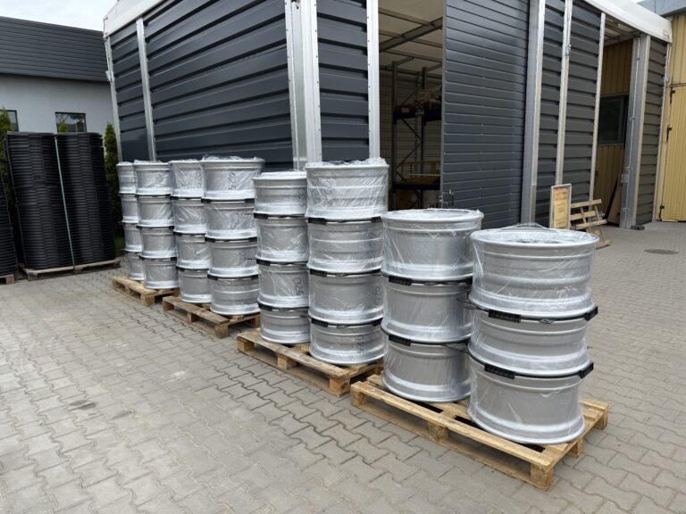 Felgi TIR 22,5 malowane proszkowo zapakowane na palecie z przekładkami i pasami zabezpieczającymi do wysyłki