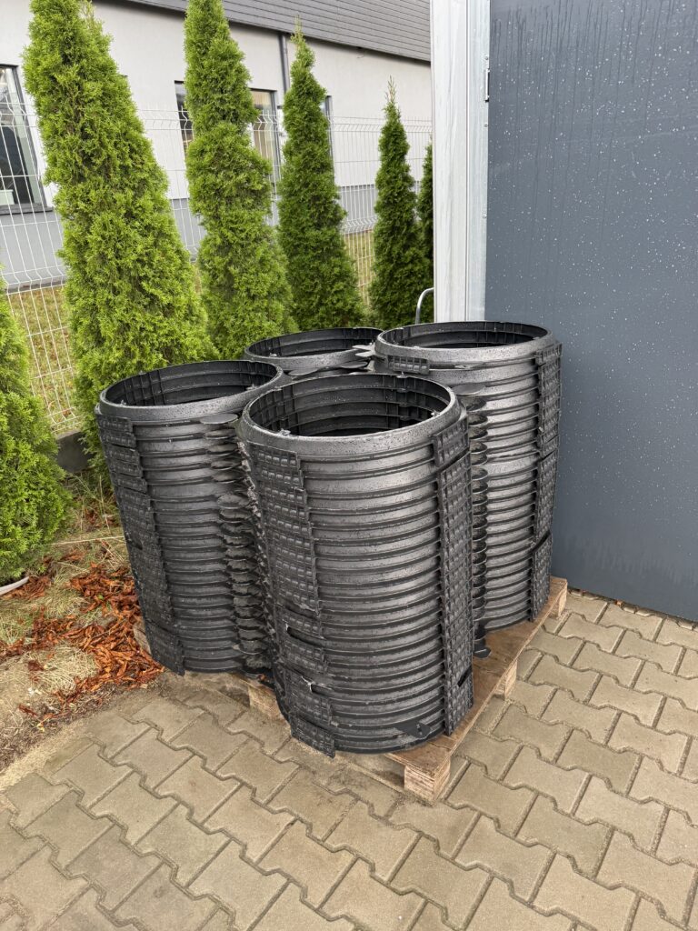 Plastikowe przekładki transportowe do felg ciężarowych 22,5 cala, ułożone w stosy na palecie przy magazynie