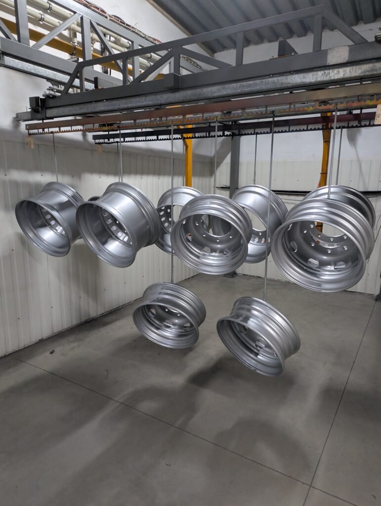 Felga stalowa TIR 22,5 po malowaniu proszkowym – RAL 9006 (srebrny), Warszawa.