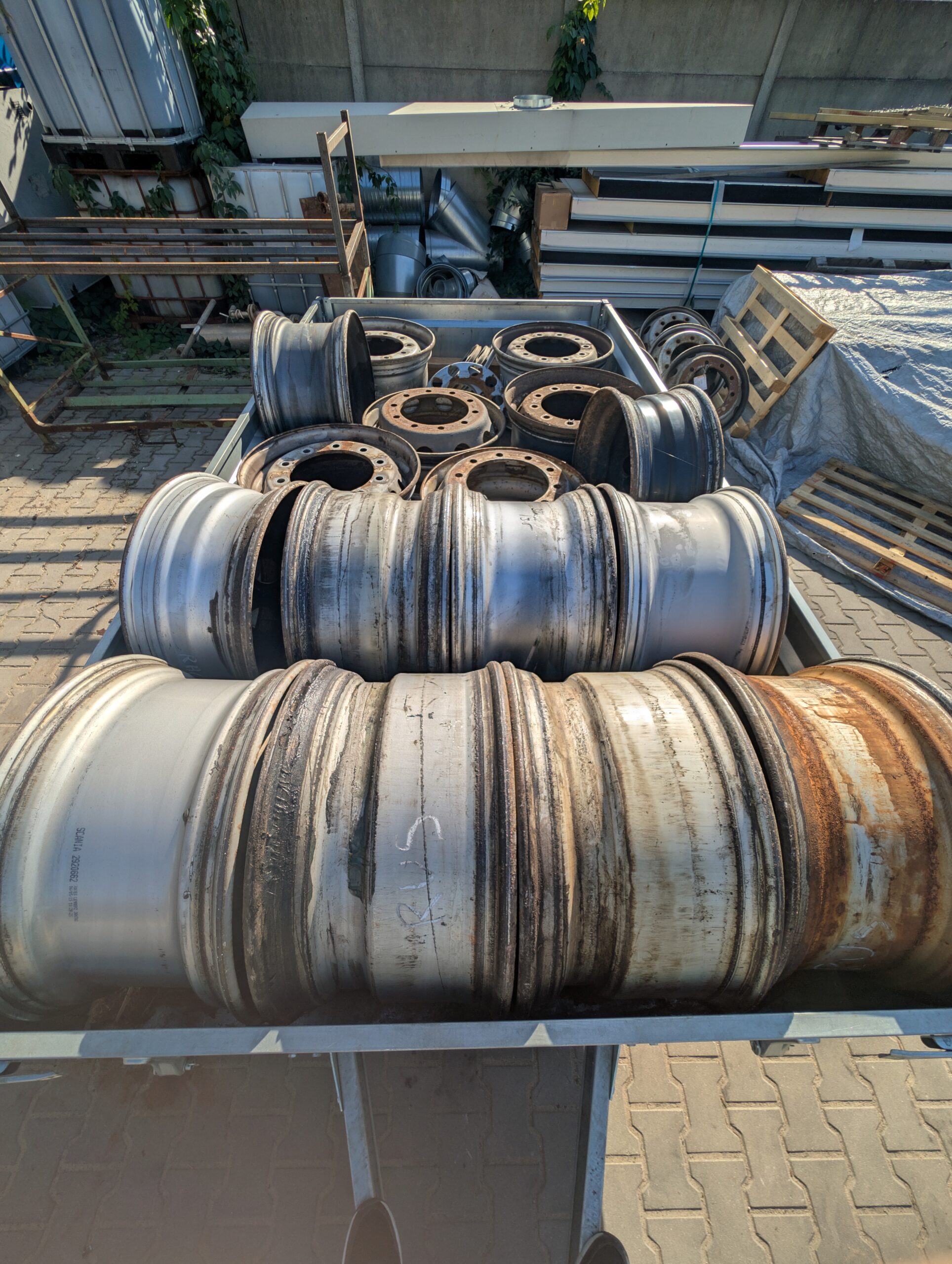 Zardzewiałe felgi ciężarowe przed procesem renowacji.