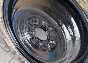 Renowacja felgi stalowej 18" – koło dojazdowe, piaskowanie i lakier proszkowy RAL 9005