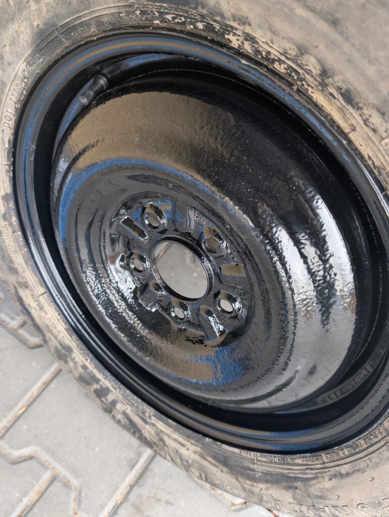 Koło dojazdowe po renowacji, felga stalowa pomalowana proszkowo w kolorze RAL 9005 czarny połysk po procesie piaskowania