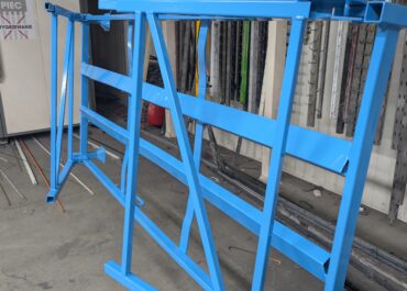 Renowacja stojaków do felg – śrutowanie i malowanie proszkowe konstrukcji stalowych