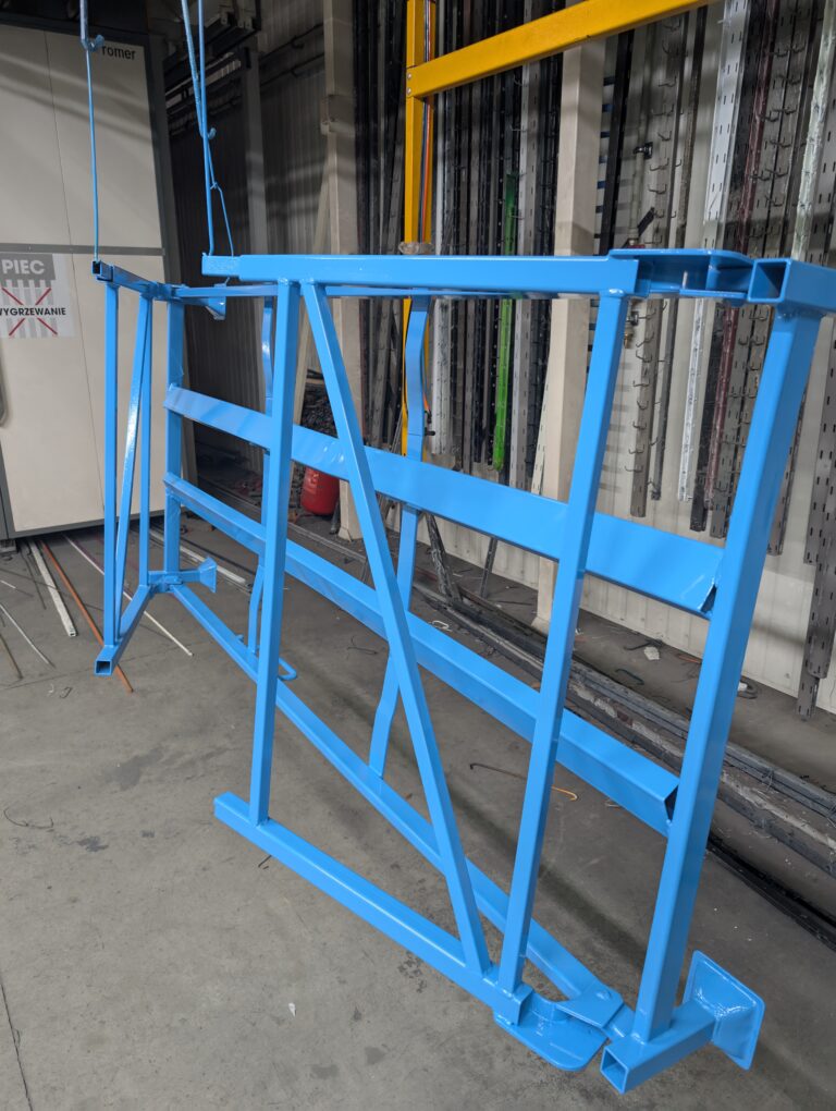 Stojak do felg po malowaniu proszkowym w kolorze niebieskim RAL 5015 – efekt końcowy renowacji