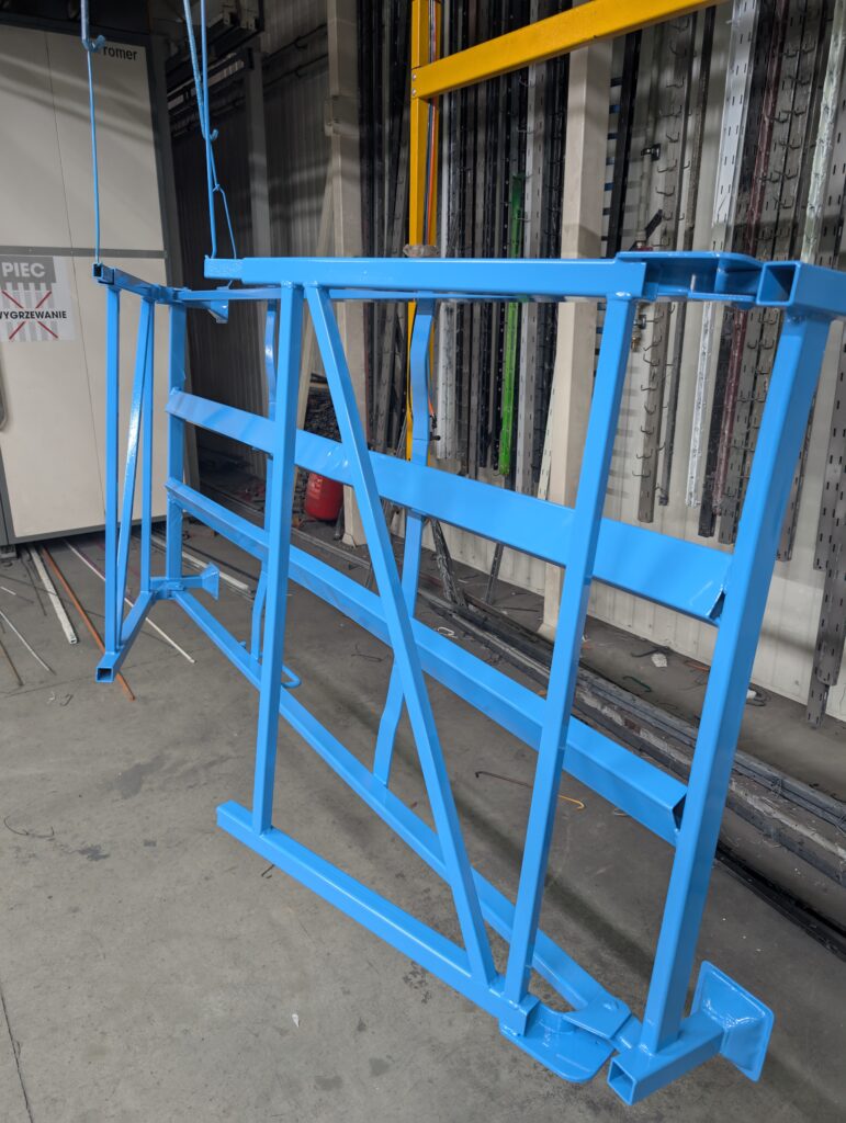 Stojak do felg po malowaniu proszkowym w kolorze niebieskim RAL 5015 – efekt końcowy renowacji