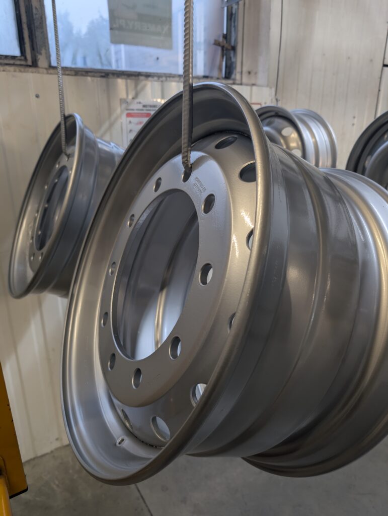 Srebrna felga stalowa TIR po malowaniu proszkowym – efekt renowacji w kolorze srebrnym