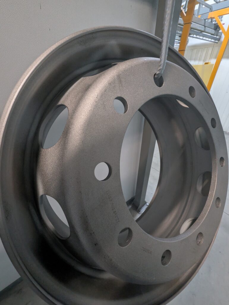 felga ciężarowa 22,5 po śrutowaniu przygotowana do malowania proszkowego