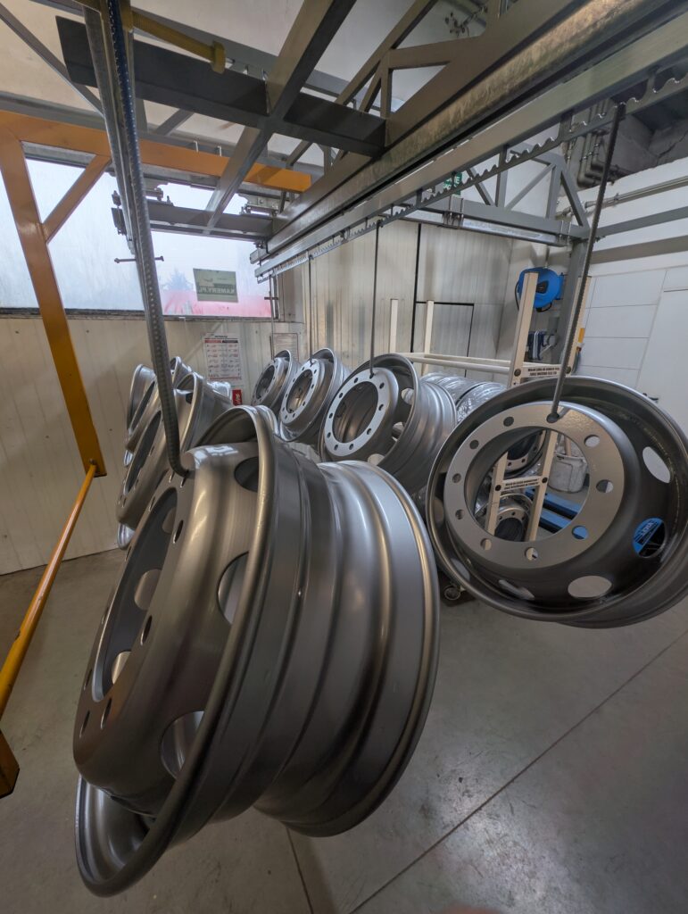 felgi ciężarowe 22,5 po renowacji i malowaniu proszkowym w kolorze srebrnym