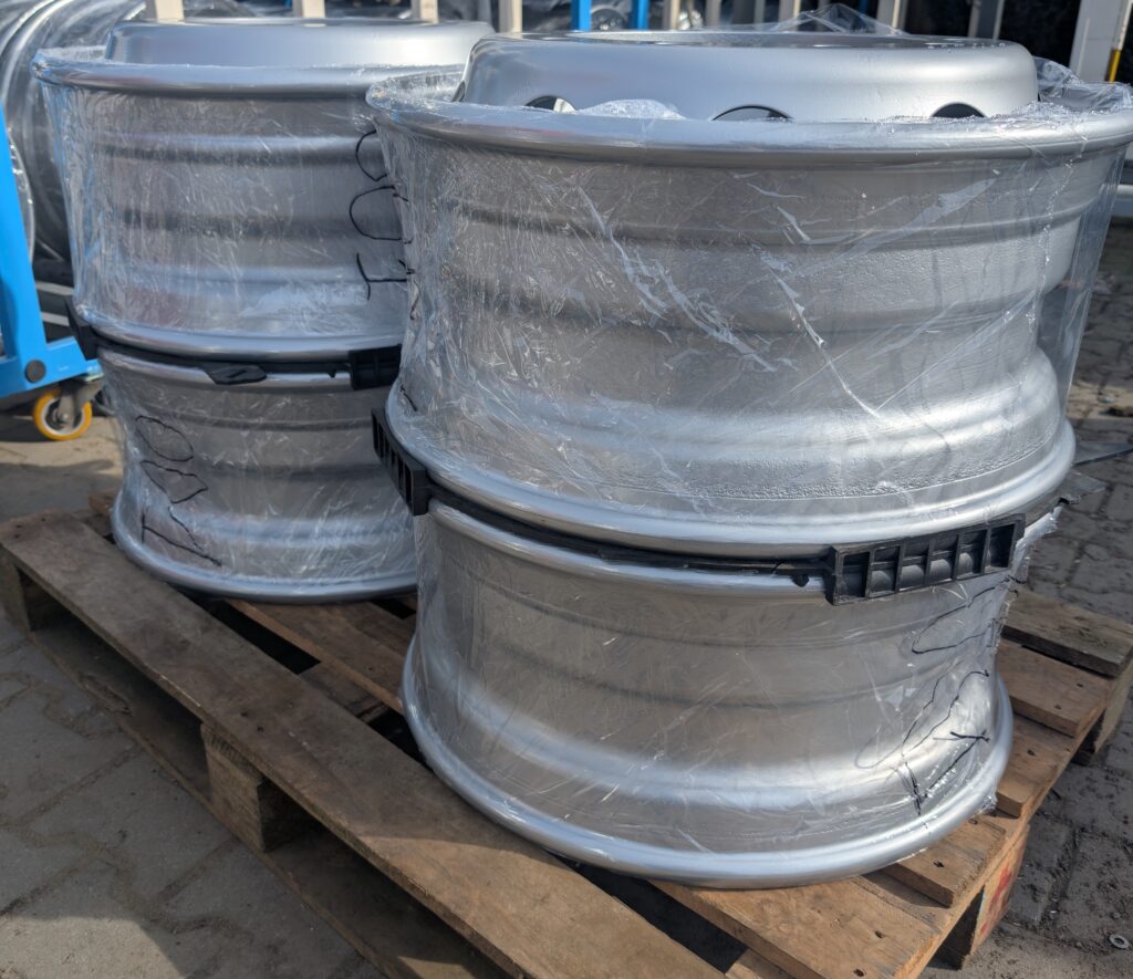 felgi ciężarowe 22,5 po renowacji proszkowej zapakowane do odbioru przez klienta