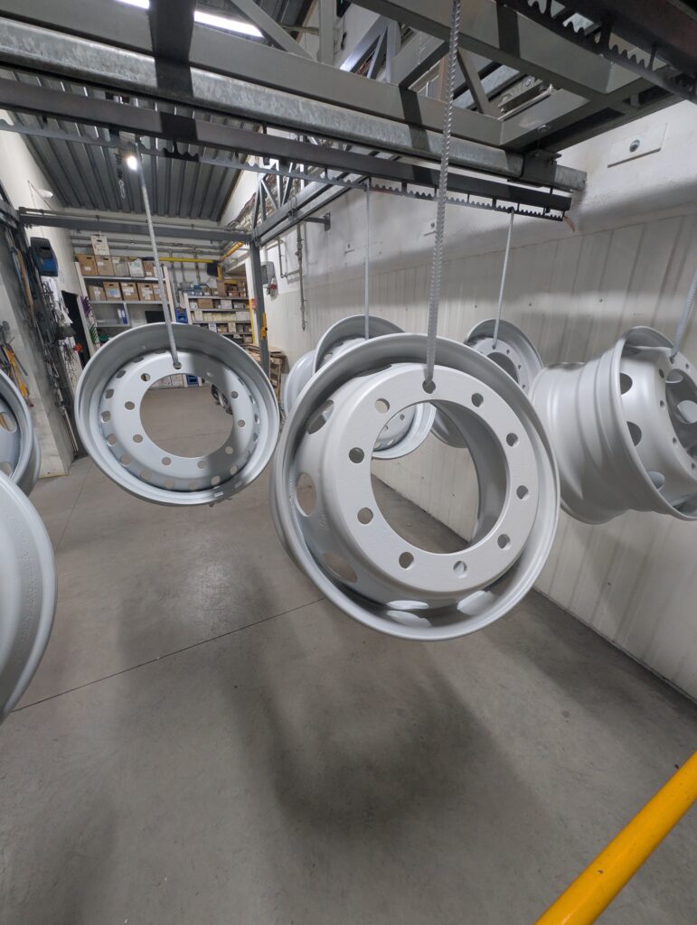 felgi ciężarowe 22,5 po piaskowaniu i podkładzie przed malowaniem proszkowym