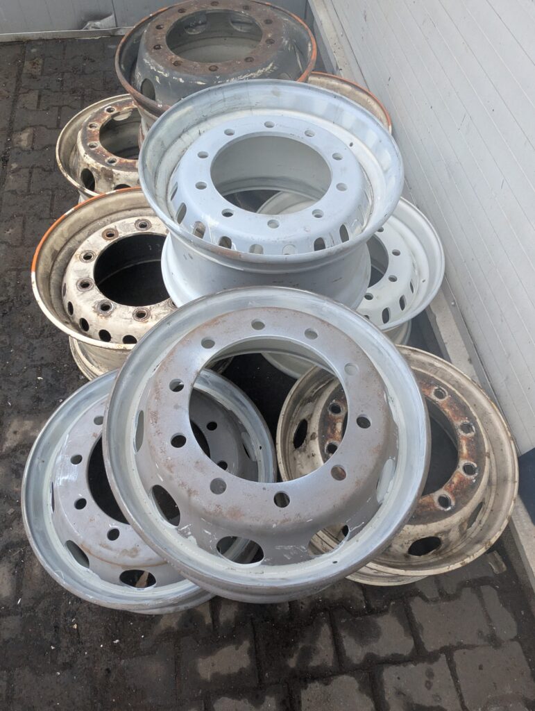 skorodowane felgi ciężarowe 22,5 przed renowacją proszkową