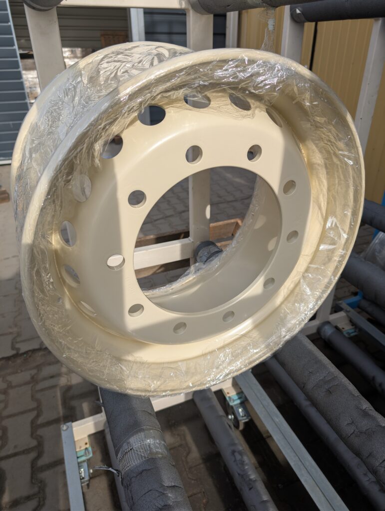 felga ciężarowa 22,5 po renowacji i malowaniu proszkowym RAL 1013