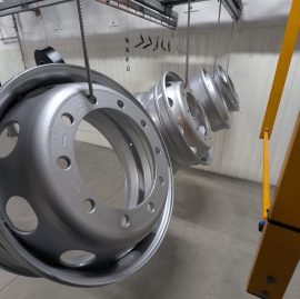 Stalowe felgi ciężarowe po renowacji – komplet odnowionych felg stalowe-felgi-ciezarowe-po-renowacji-komplet.png – kilka odnowionych felg ciężarowych stalowych zawieszonych po malowaniu proszkowym